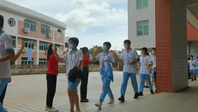 而奋斗神采奕奕走进学校参加考试的学生阿布在新宁中学和培英职校考点