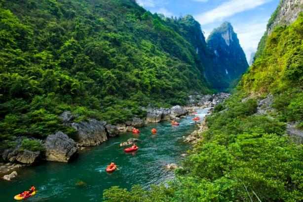 荔波水春河漂流,在这划着皮筏艇水中嬉戏,欣赏着群山美景,可谓是人生