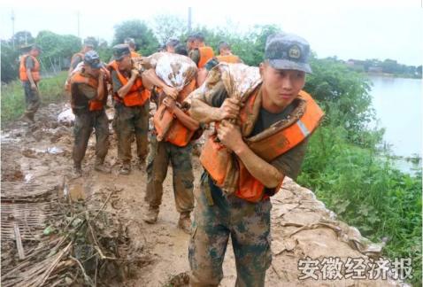 铜陵女性 李功辉的父母得知儿子和战友们去抗洪的路上,为儿子感到自豪