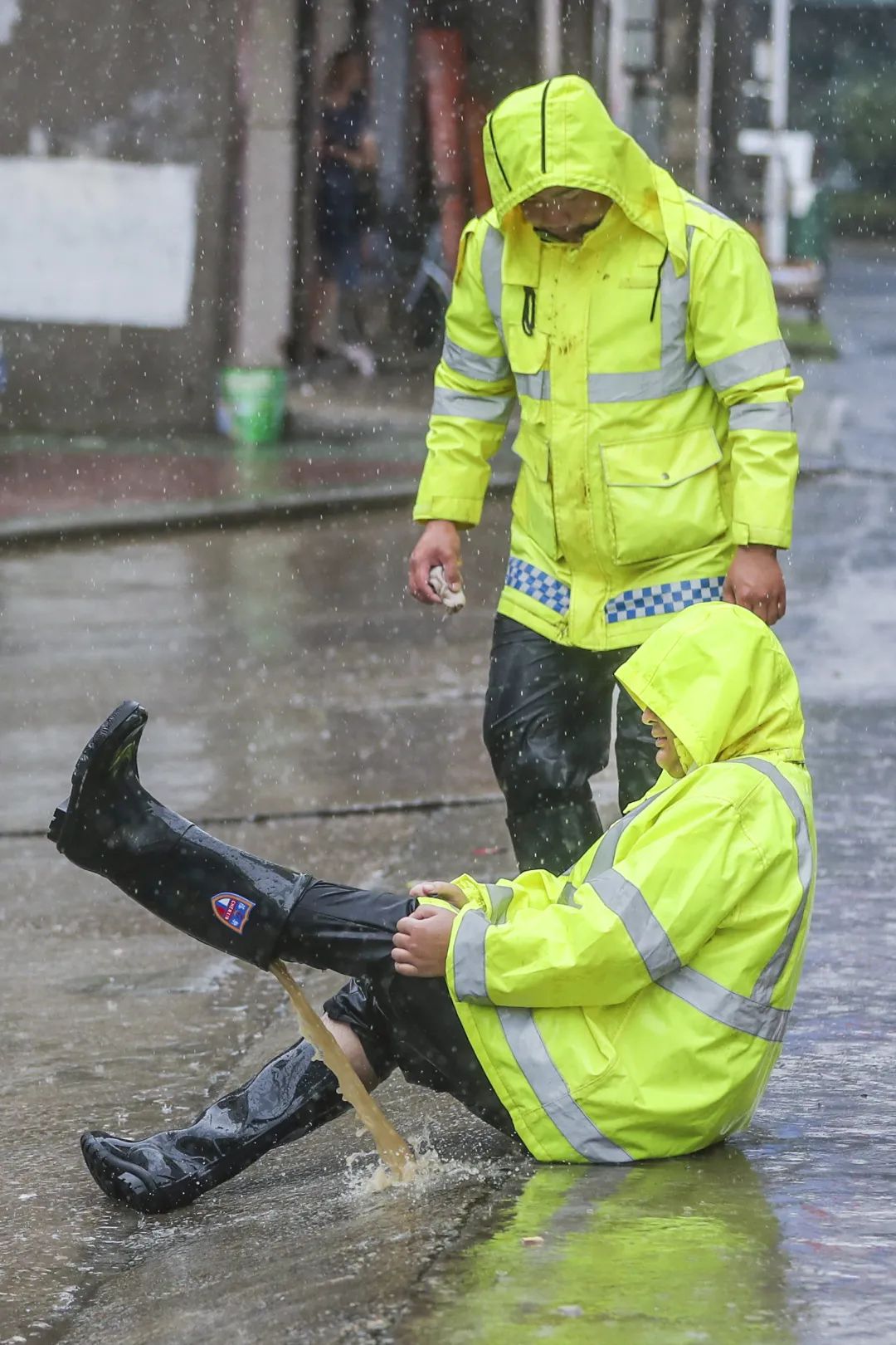 《湖北日报》:湖北公安全警动员全力以赴抗洪救灾