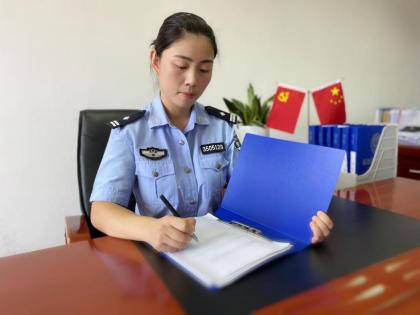 廖文静在填写工作日志这些坚守在司法行政系统一线的女性都是乘风破浪