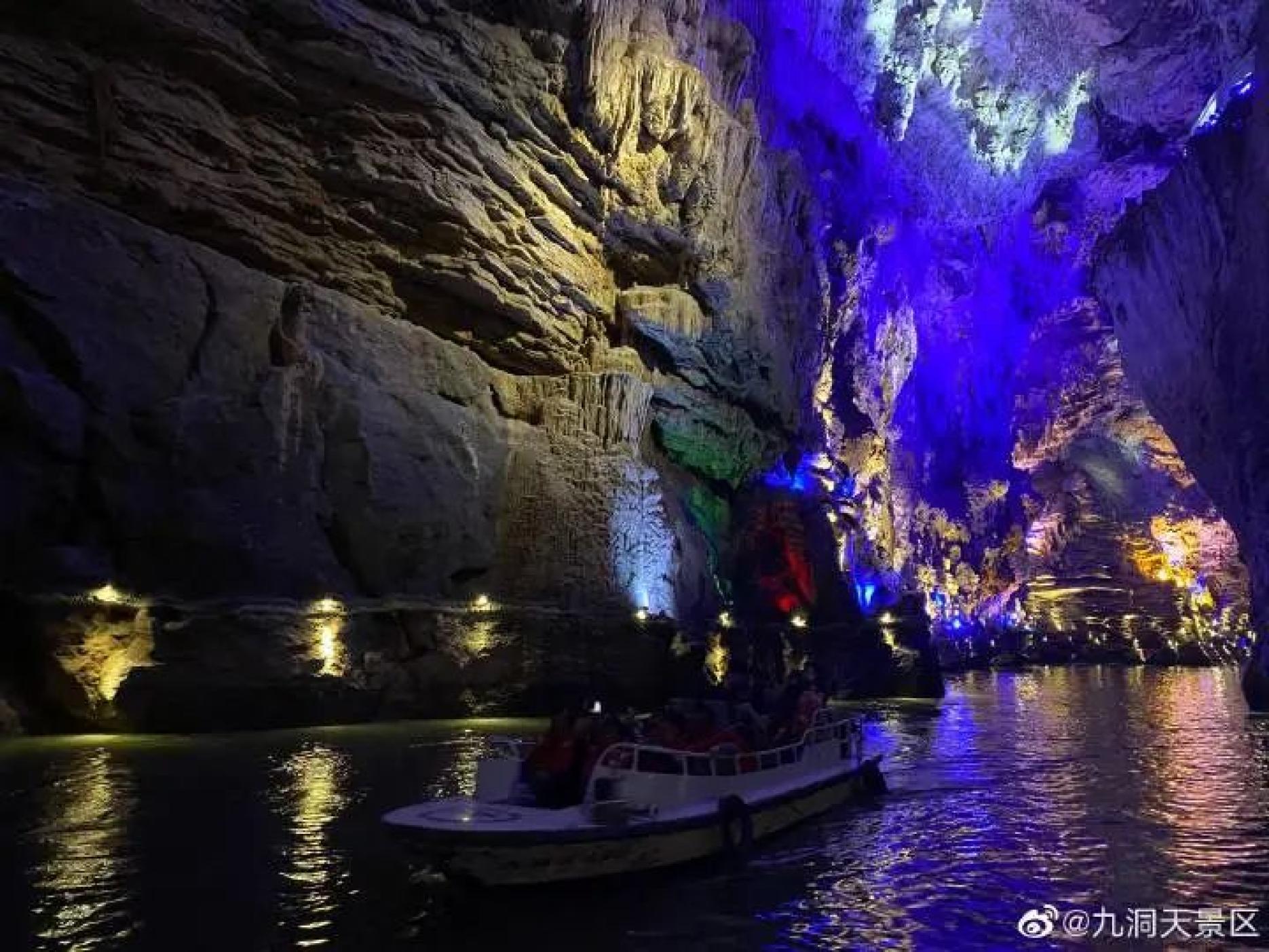 水位下降,你可以去九洞天乘船看风景
