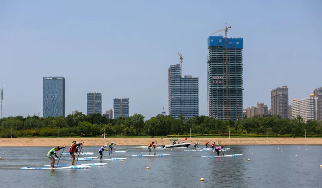 山东省水上运动管理中心副主任吴俐知;日照市政协副主席董全宏宣布比