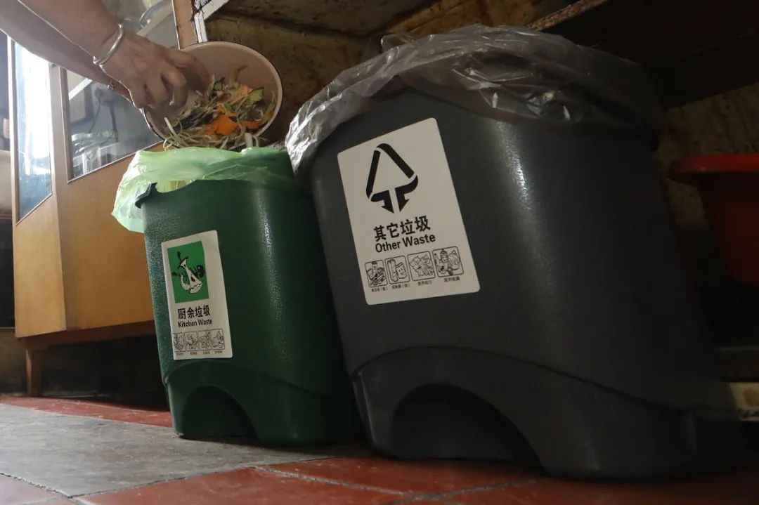朱阿姨厨房里摆放的垃圾桶