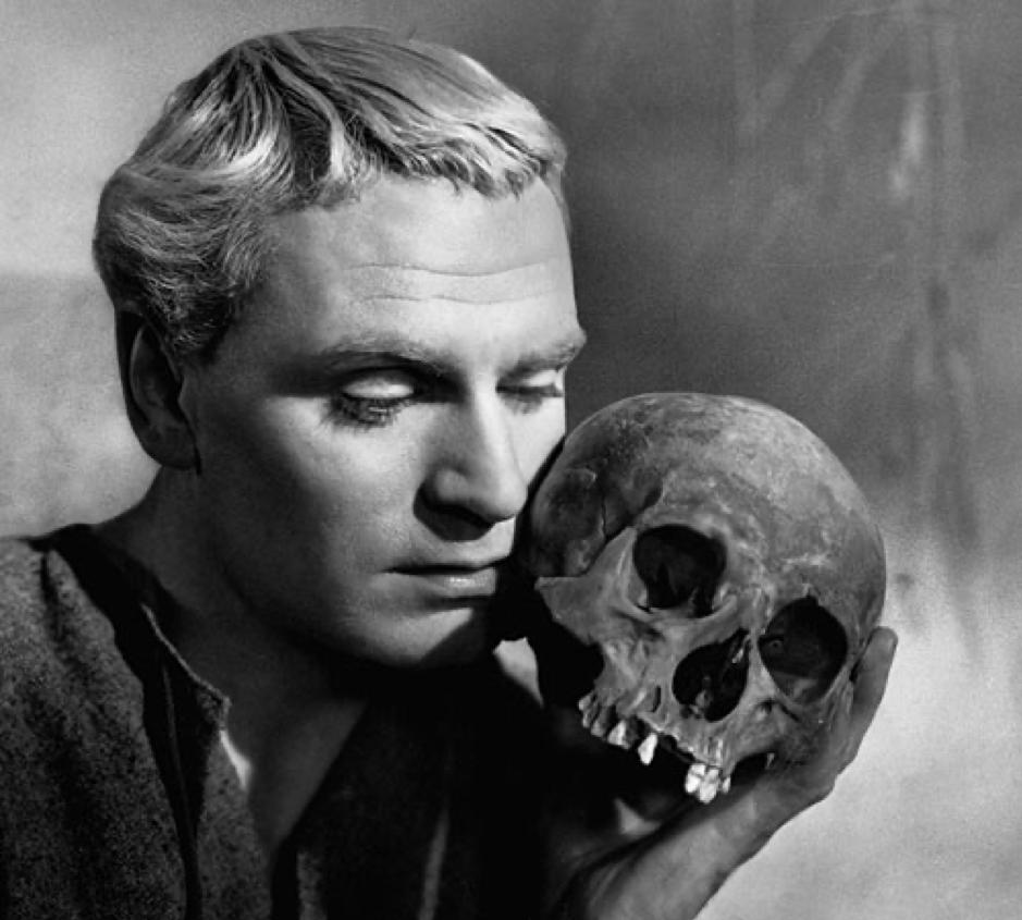 1948年电影《哈姆雷特》墓地情节剧照 杨|但是在当代,很多文学批评的