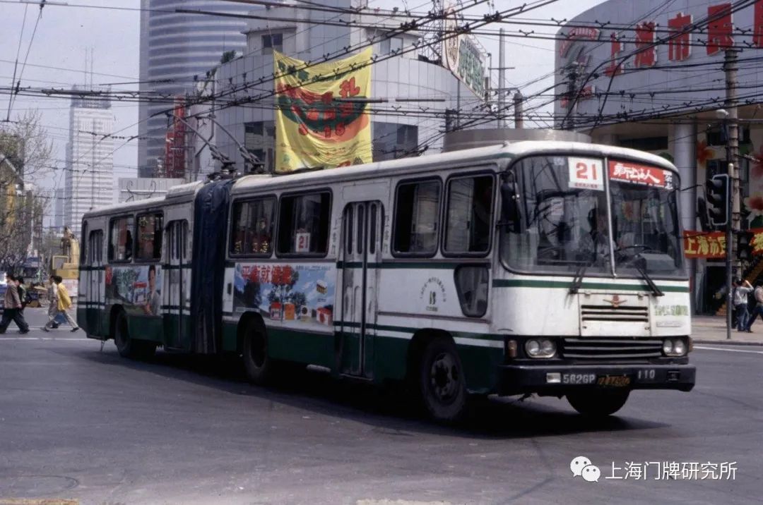 站处的21路sk562gp型无轨电车(网络资料图)图8月8日,21路电车大幅北拓