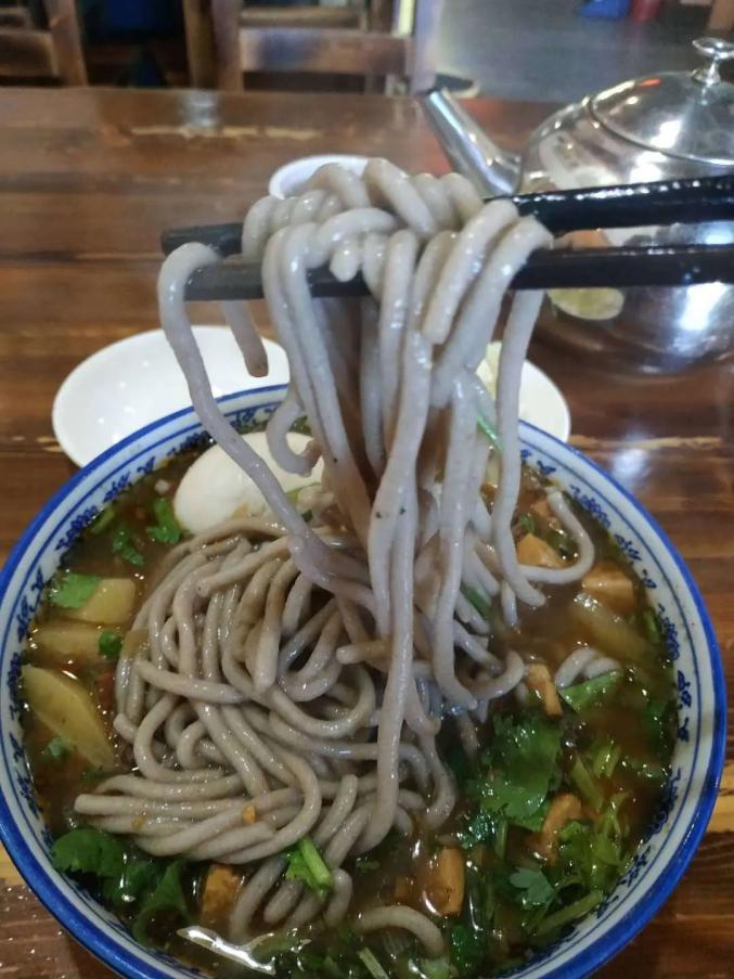 荞面饸饹.杜洪涛摄荞面面食包括刀拨荞面,荞面饸饹与荞面圪托.