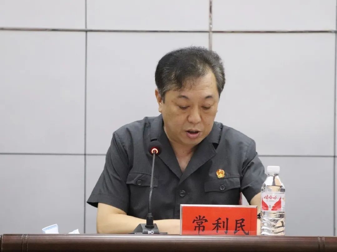 副院长常利民宣读《乔朝英,闫泽利同志在全市政法系统政治性警示教育