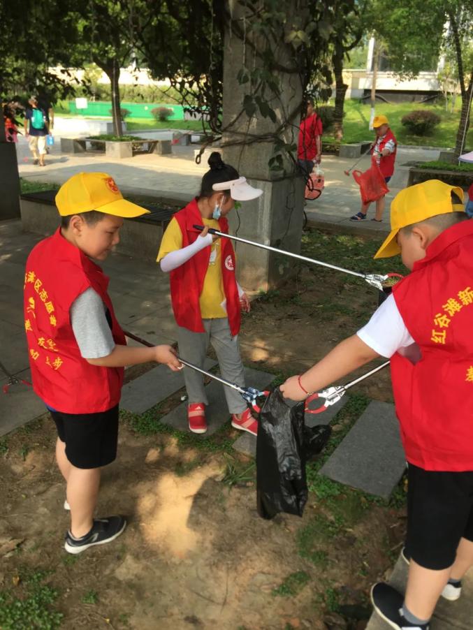 我是小小志愿者文明创建我先行赣江清捡垃圾公益活动