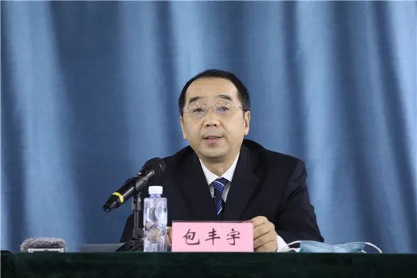 移交安置司司长包丰宇表示,关于部分退役士兵社会保险接续工作,国家层