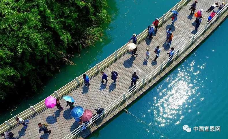 有"人在桥上走,如在画中游"的诗意是那座蜿蜒浮桥狮子关旅游区最让游