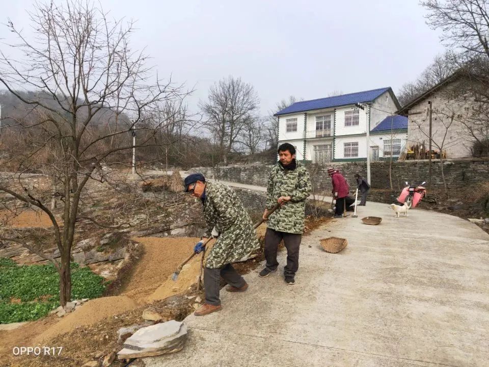 鄢建华是林家坪村三组的建档立卡贫困户,2019年经村委会推荐,成了村里