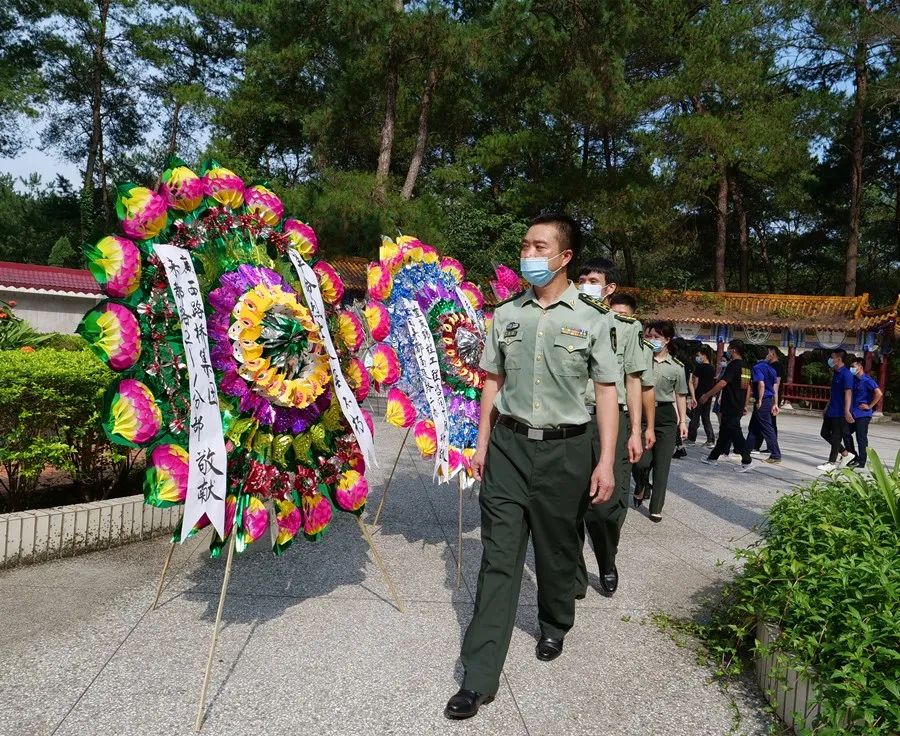 邓跃明(前一)与大家一起瞻仰了烈士纪念碑