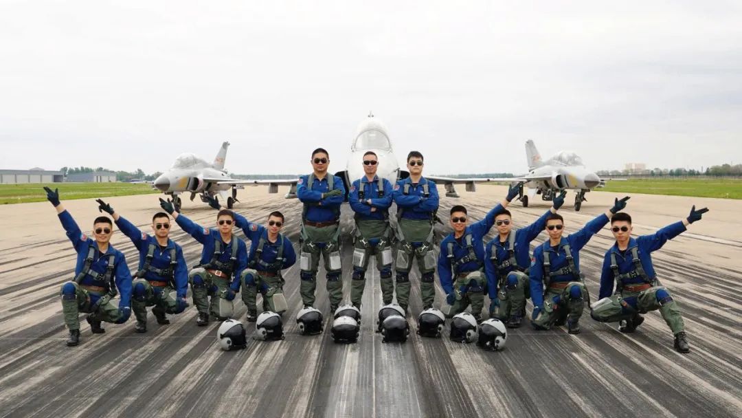 正式步入作战序列 今年八一前夕 多名北航"双学籍"飞行学员 在空军