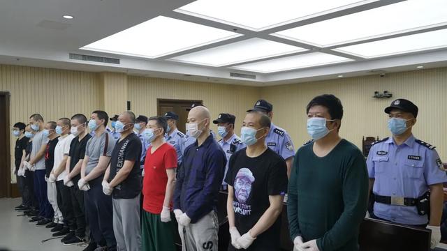 颜锦等34名被告人犯组织,领导,参加黑社会性质组织等罪一案公开宣判