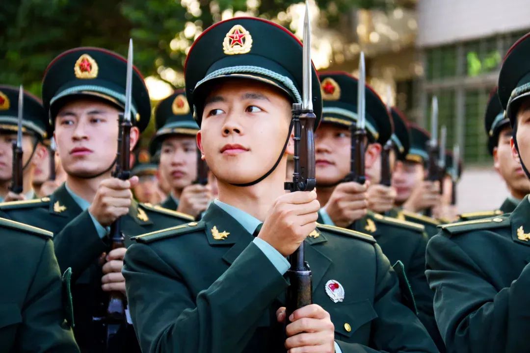 燃10大军校学员齐宣誓我是中国人民解放军军人