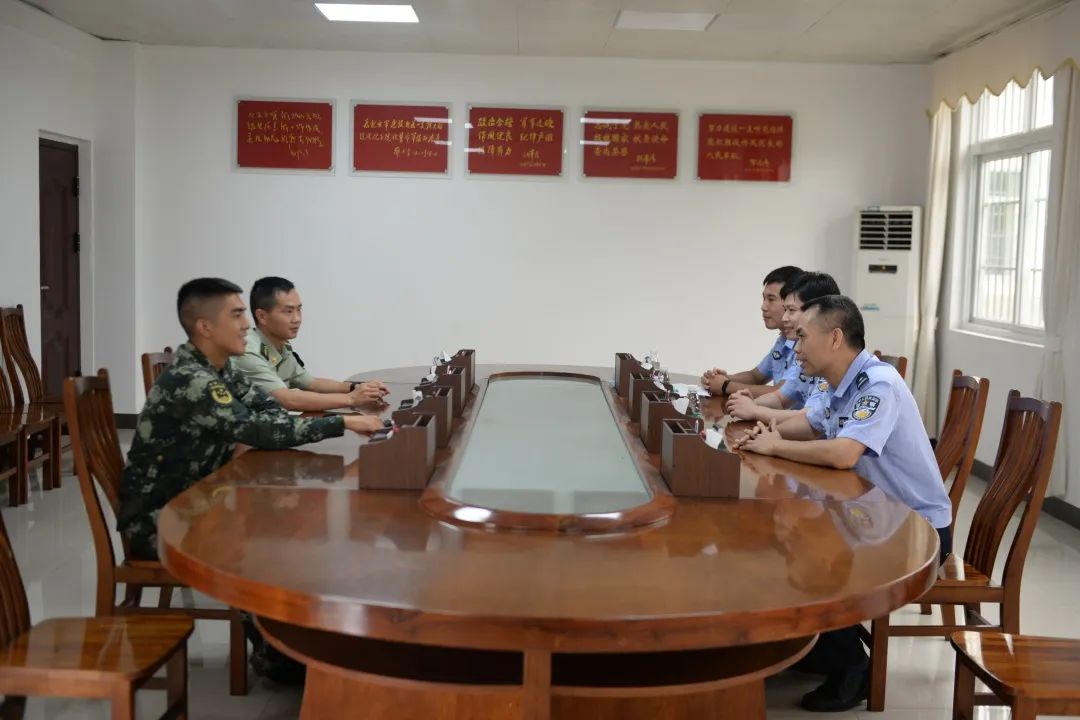 港南法院慰问武警官兵致敬最可爱的人