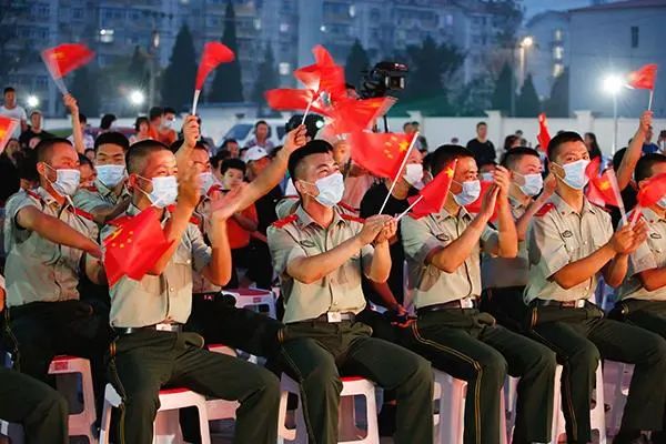 海滨街道办事处副主任白世超说,此次演出是为了进一步推动拥军优属,拥