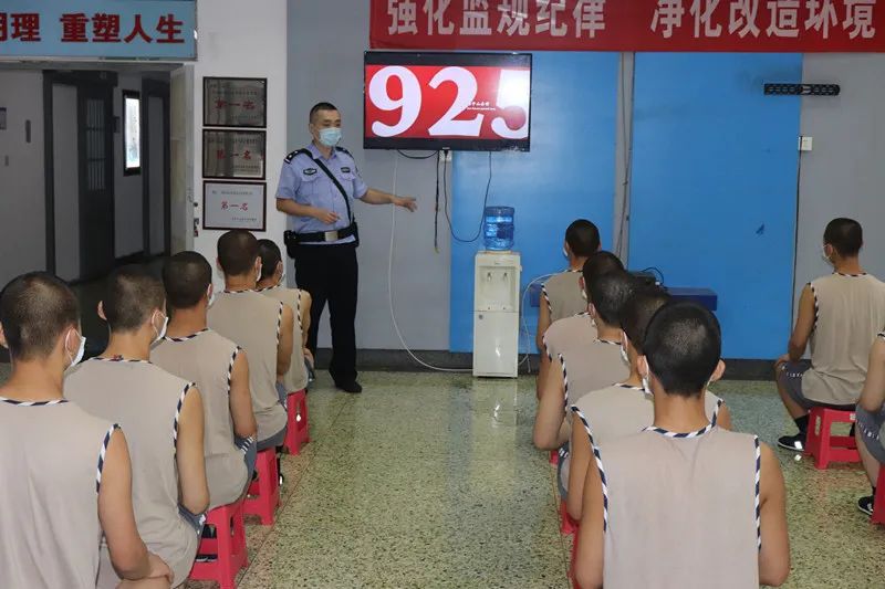杨柳青监狱相关负责同志到驻监武警中队,看望慰问武警官兵,并送去