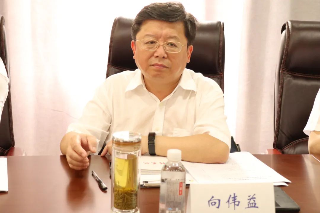 供销社党组成员,副主任兼省供销投资集团党委书记,董事长,总裁向伟益