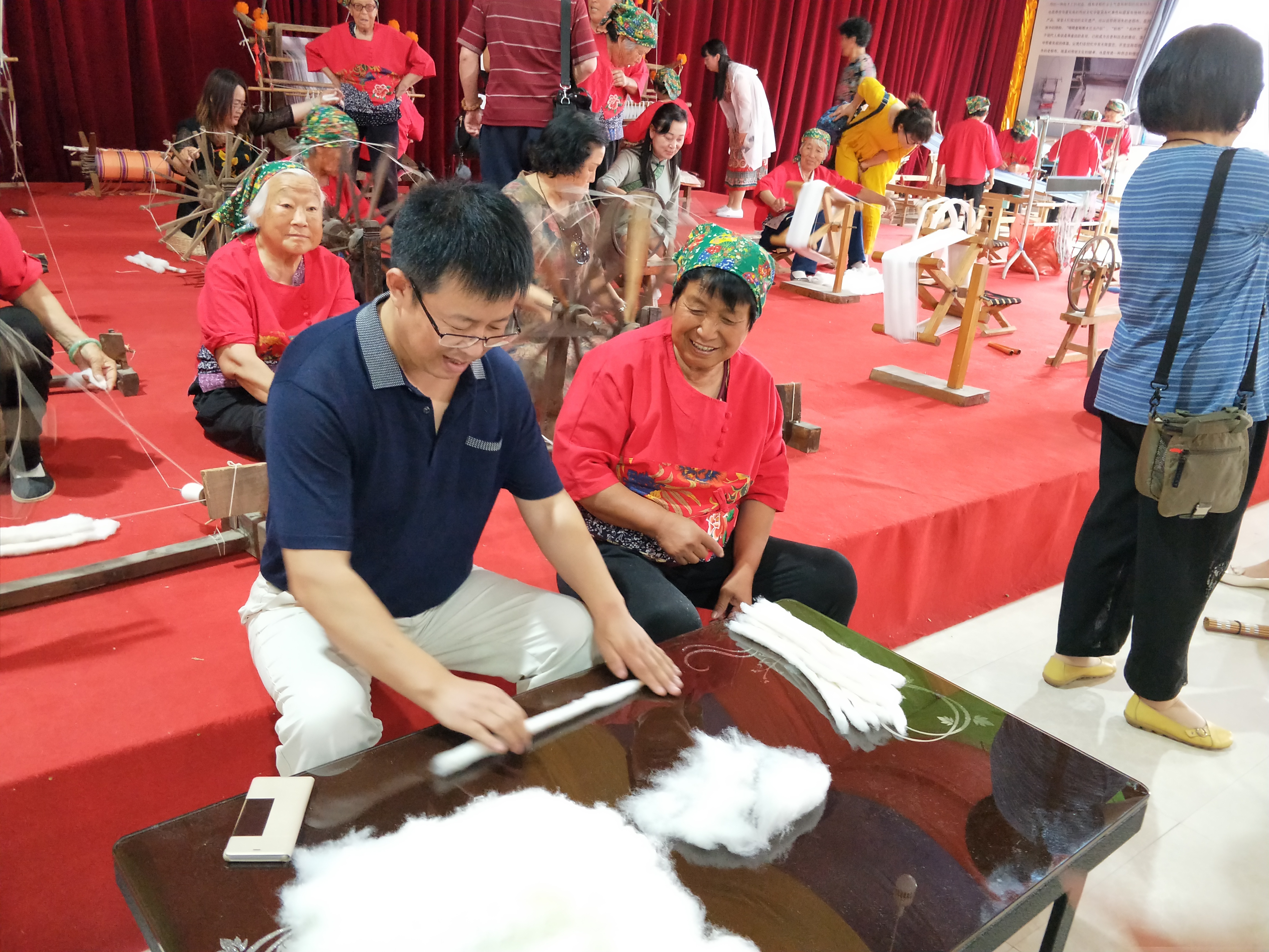 游客在永济市东开张村惠畅土布文化园体验传统棉纺织技艺 余艳平 摄