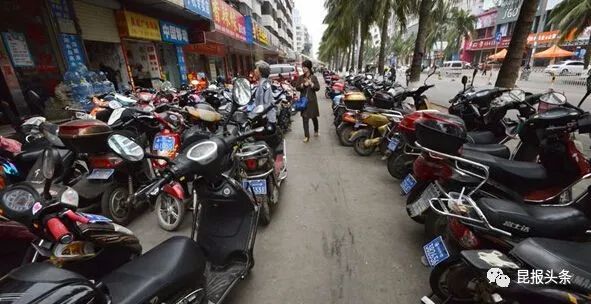 1 电动自行车停放应当遵守"集中停放,摆放有序,朝向一致"的原则停放