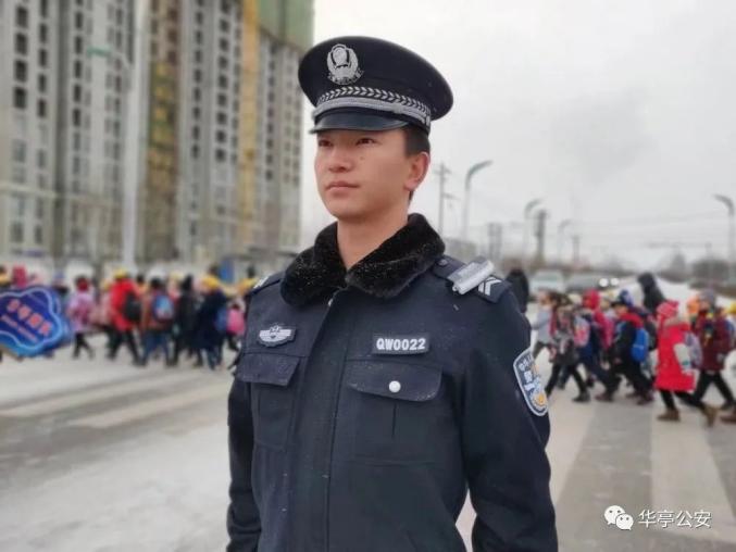 李博文,退伍士兵,曾在西藏阿里某边防部队服役,现为华亭市公安局巡警