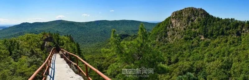 地处木兰县和通河县交界处的兴隆林业局鸡冠山景区,距离哈尔滨市154