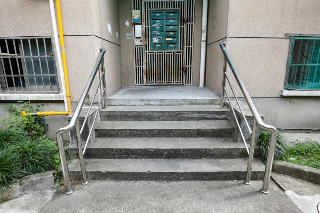 松江老小区加装室外扶手,解决居民家门口的"几步台阶之难"
