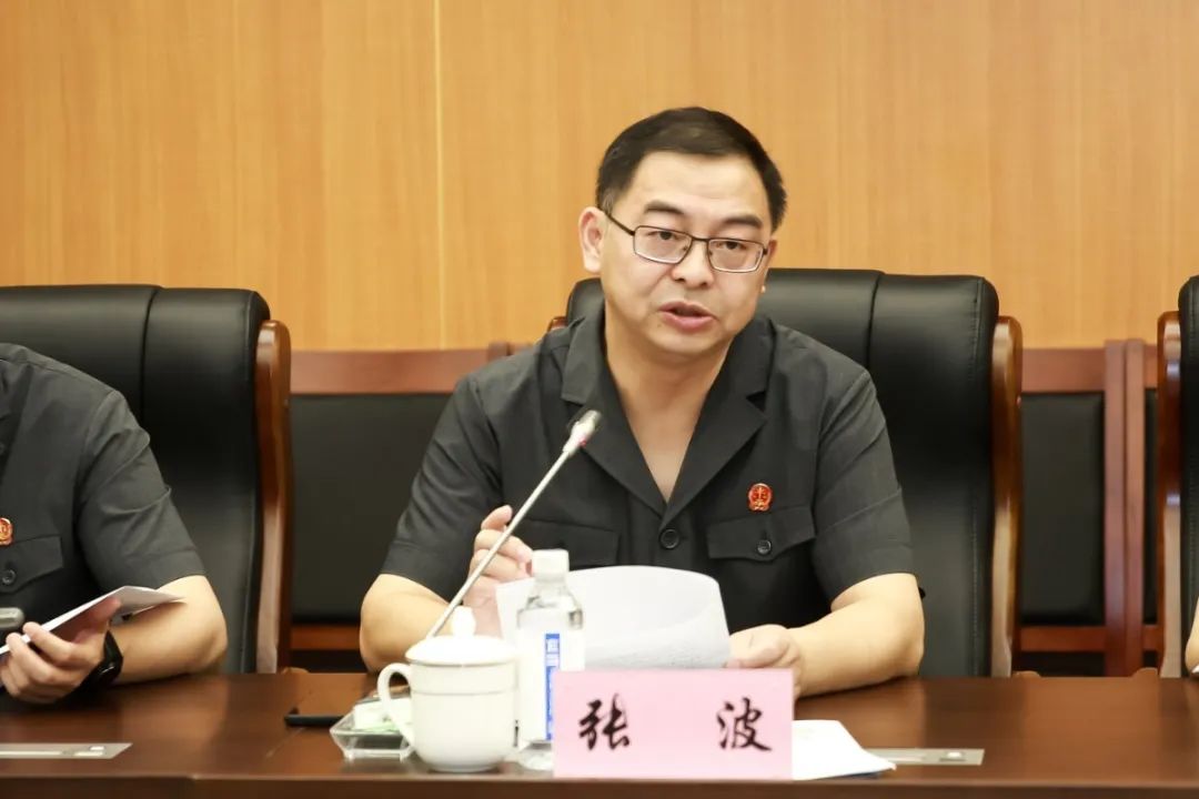 重庆图书馆渝北法院分馆等办公场所,不时驻足询问两江新区审判区相关