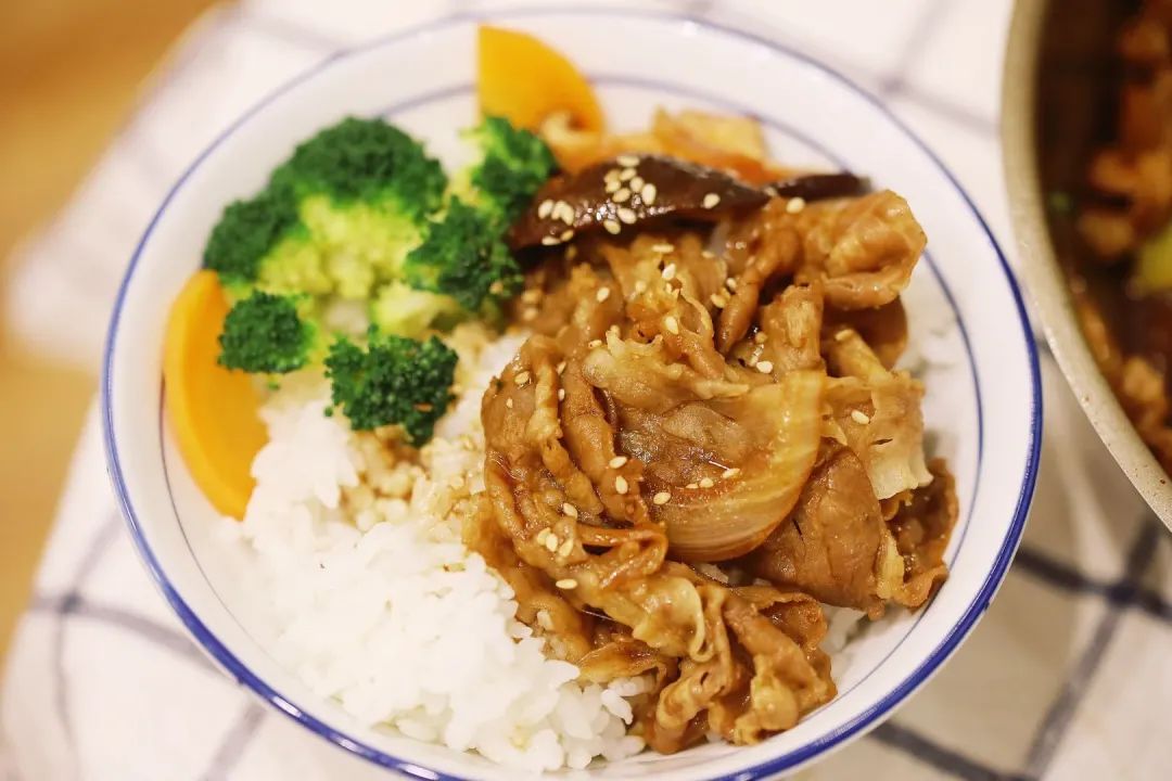 小虹厨房 | 比专门店里还好吃的牛肉饭,鲜嫩可口,做法