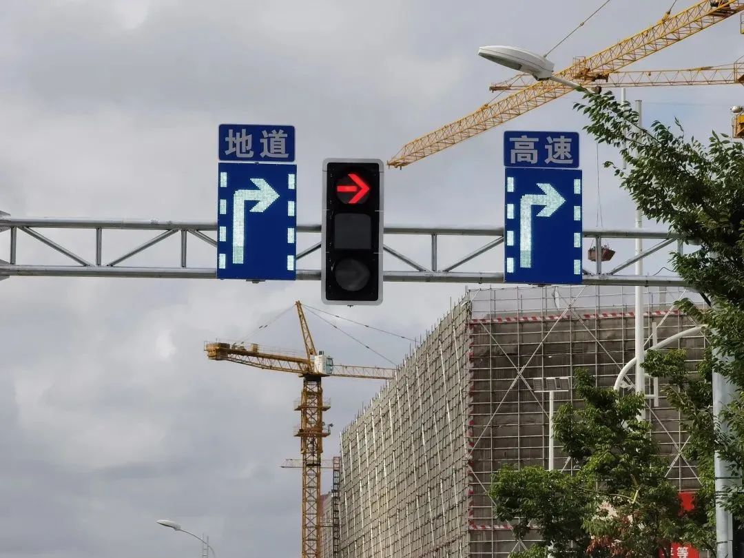 又一个右转弯灯,s4南桥西出入口的这个右转红绿灯千万