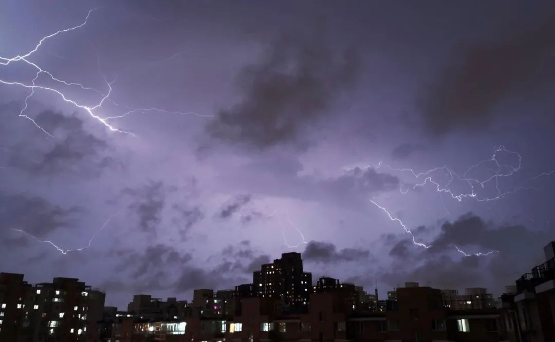 这不 隔壁北京 骤雨伴随着电闪雷鸣 席卷夜晚