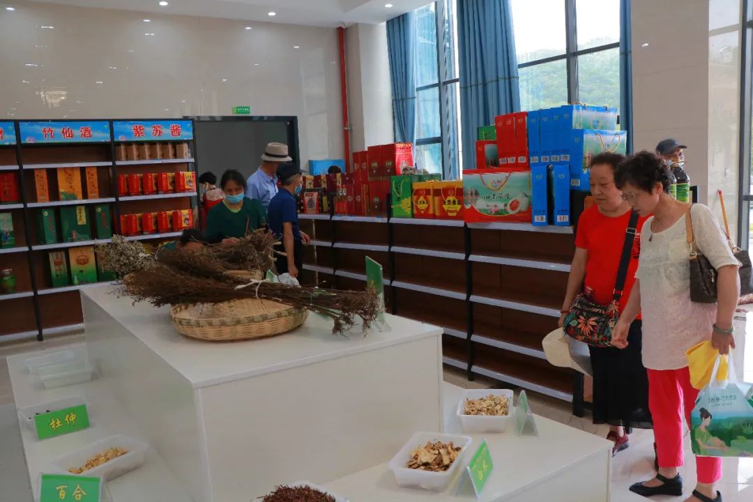 在农特产品展销中心,游客们围着隽六味向讲解员问个不停,还有游客拿起