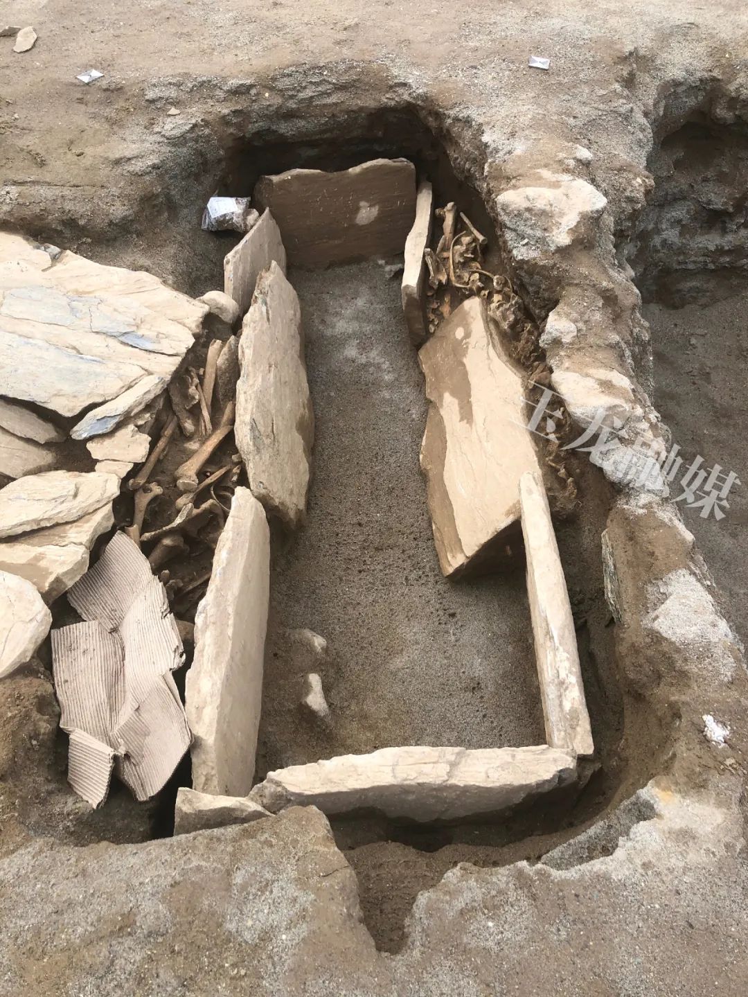 丽江一中学球场发现3000平米古墓初步判断为春秋战国时期