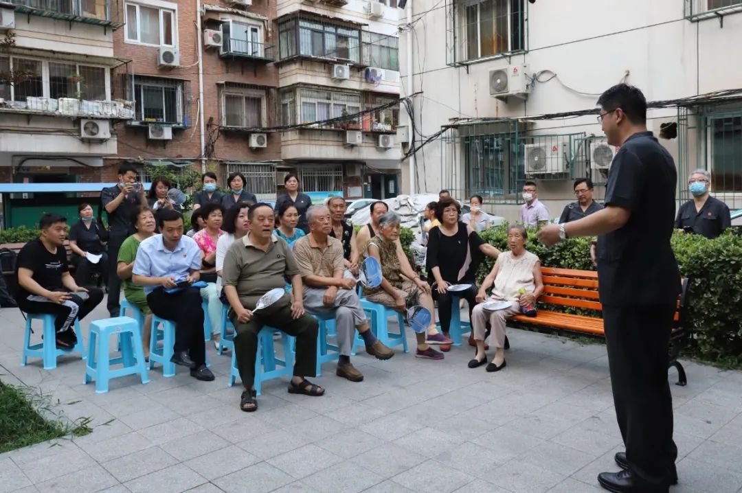 周五下班后,和平法院党组成员翟鑫国,党组成员,副院长刘文澄带领我院