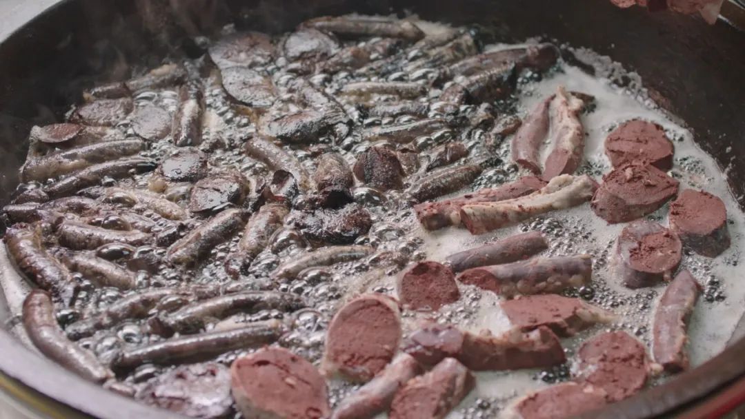 甘肃vlog｜摄制组“喝酒吃肉”，黑蜀黍羡慕围观？（最新发布）