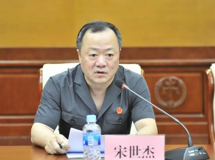 通报违法违纪典型案例会议由哈尔滨中院党组副书记,副院长宋世杰主持