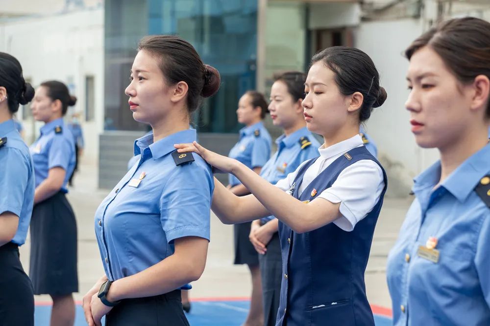 为什么高铁乘务员的体态这么好?