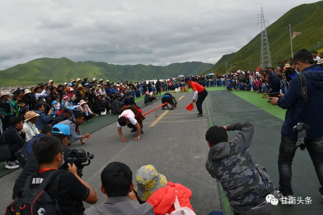 藏式摔跤↓木桶背水↓拔腰↓赛牦牛↓集体拔河甘南州第六届少数民族