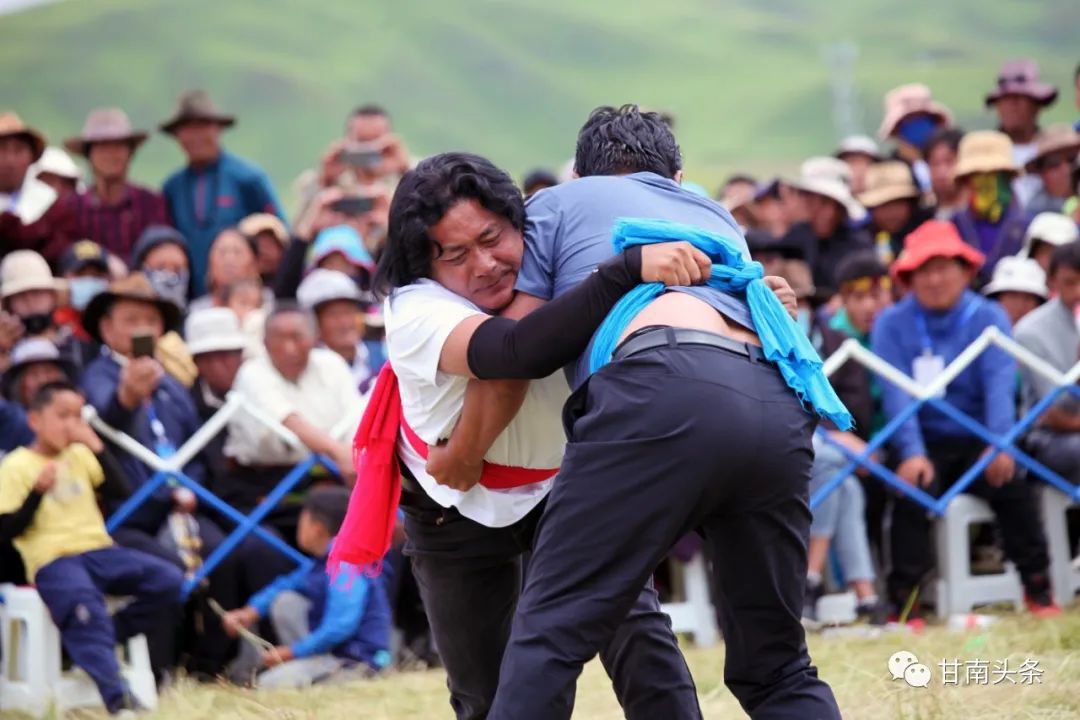 木桶背水↓拔腰↓赛牦牛↓集体拔河甘南州第六届少数民族传统体育