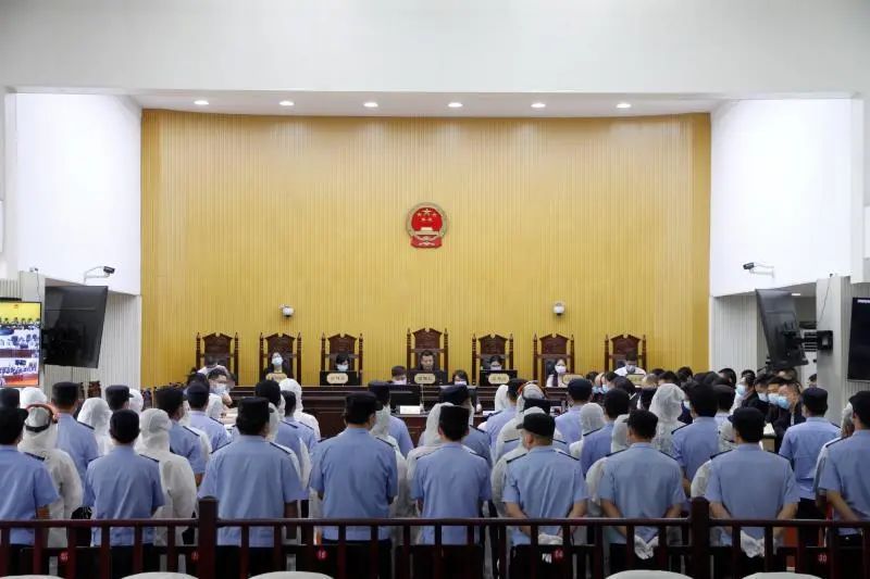 潜江市法院依法公开开庭审理涉恶势力犯罪集团案:被告