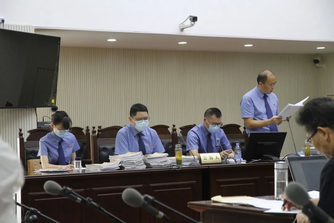 潜江市法院依法公开开庭审理涉恶势力犯罪集团案:被告