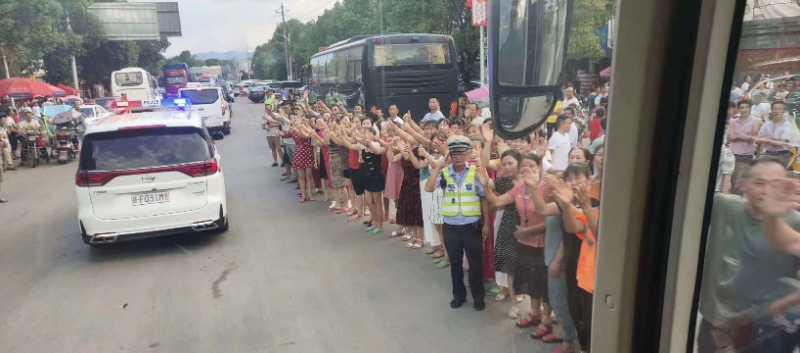 " 在欢送现场, 前来欢送的群众 纷纷竖起大拇指高呼道, 并向参捕人员