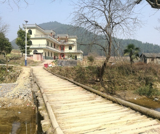 国营九七四厂托儿所变成民房私产,球场成为垃圾堆 (笔者摄于2018年2月17日)