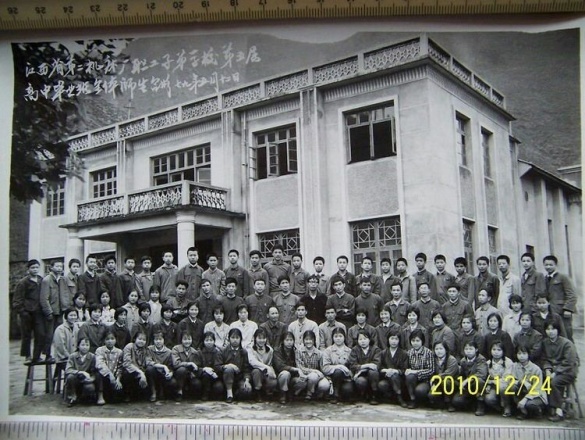 国营九七四厂礼堂、电影院外景今昔对比(笔者摄于2018年2月17日)