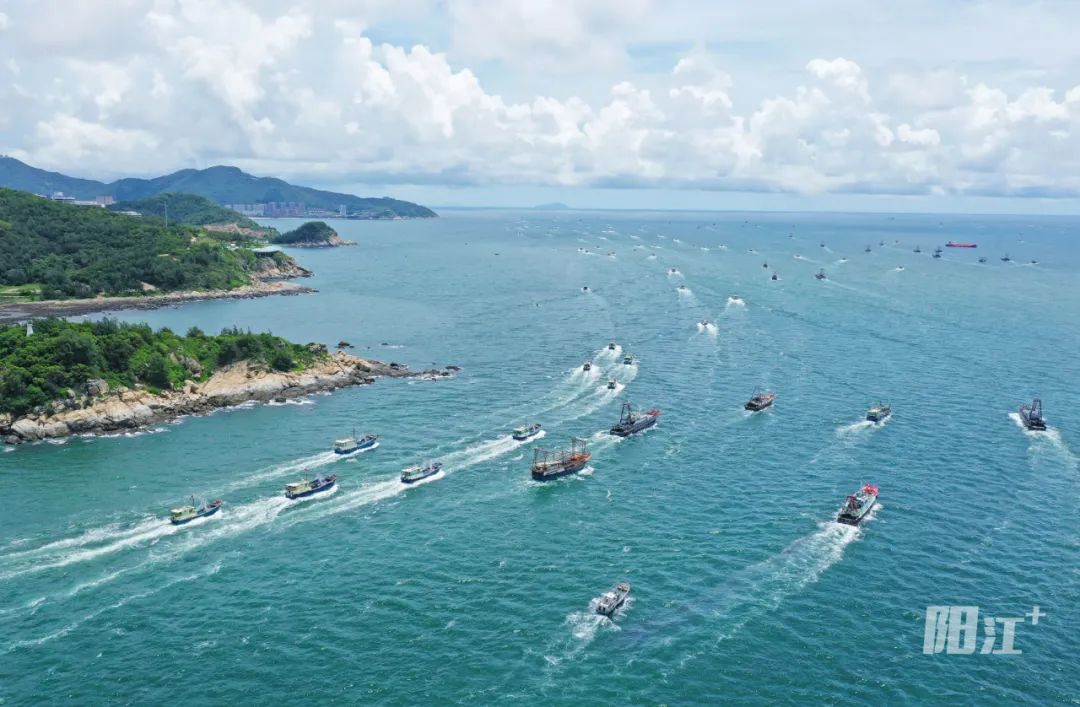 第十八届南海(阳江)开渔节在海陵举行,全省渔船乘风破浪奔赴渔场