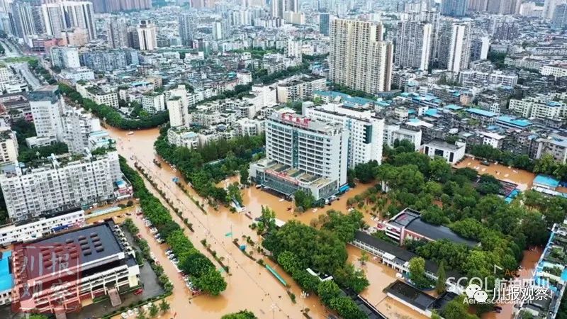 从视频中可以看到,乐山肖坝路,王府井路口,柏杨路,以及体育中心,武警