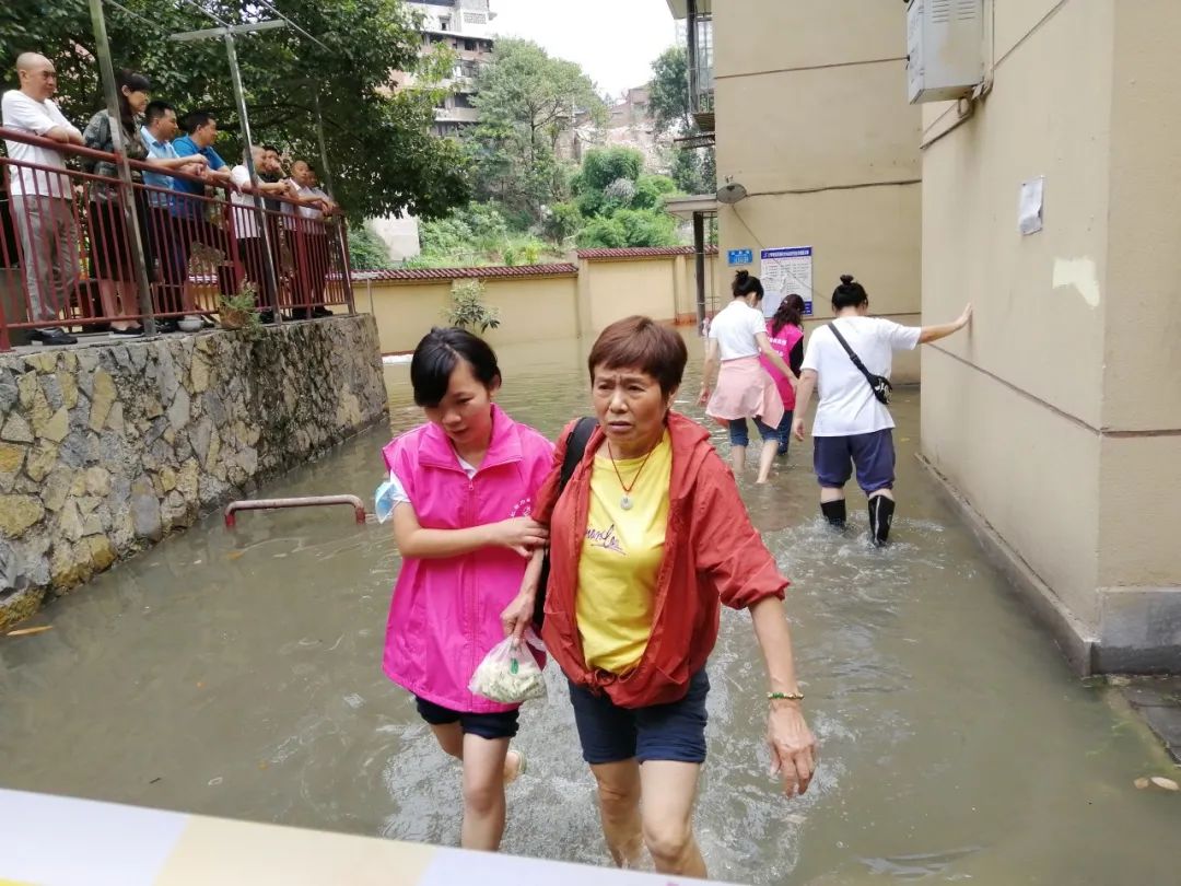 "全国最美家庭"闫永霞,8月18日晚劝导发动磁器口沙