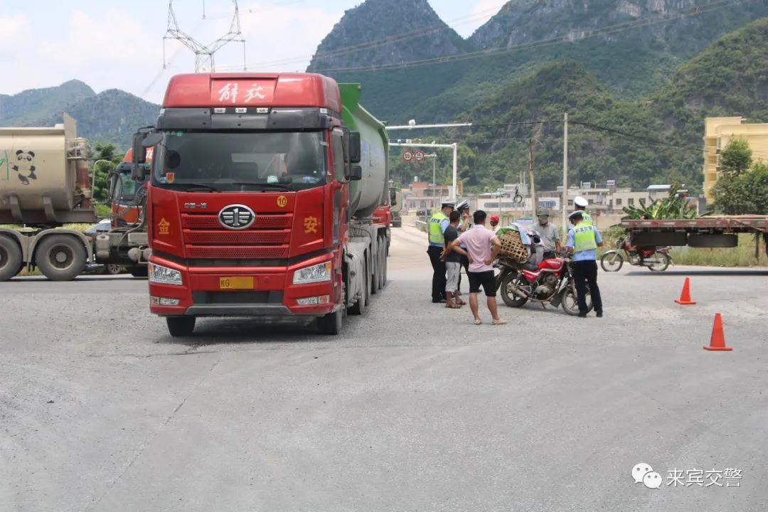 一辆重型半挂牵引车牵引重型罐式自卸半挂车由来宾市往贵港市覃塘区